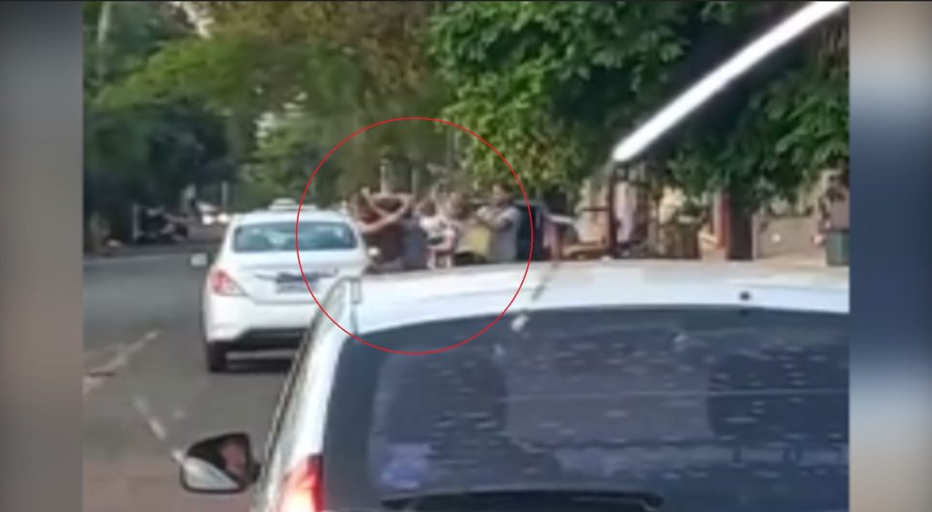Em vídeo, internauta flagra confusão que terminou em vias de fato no Centro de Cascavel