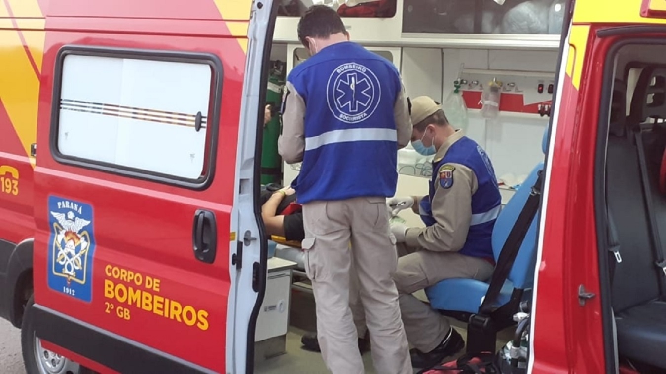 Motociclista fica ferido ao ser atingido por carro Imagem referente a Motociclista fica ferido ao ser atingido por carro
