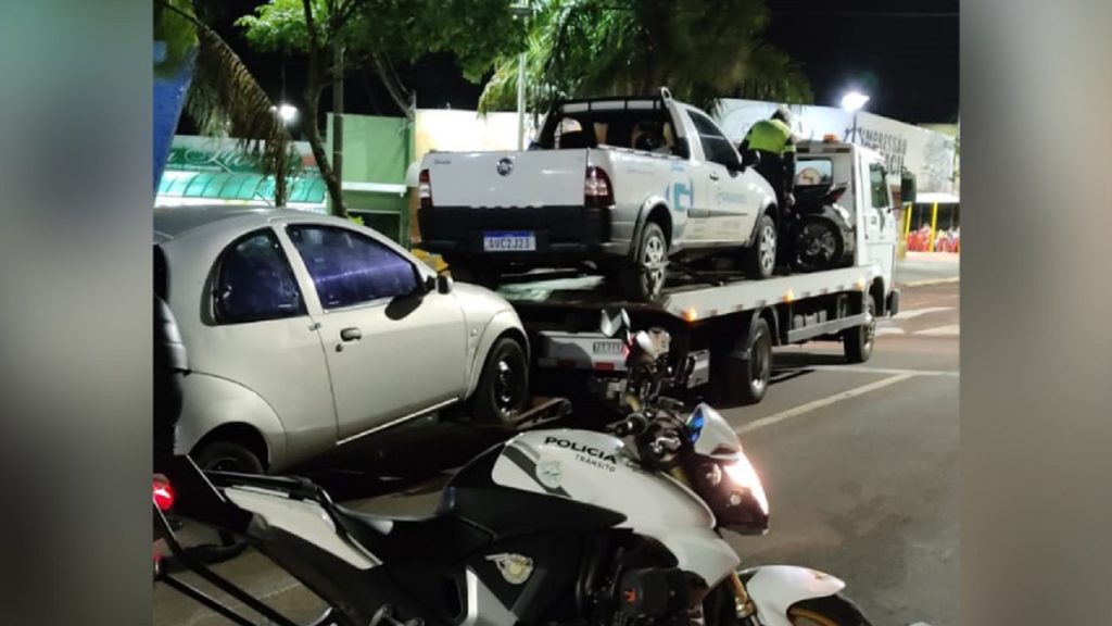 Seis automóveis e duas motocicletas foram recolhidas e 43 autuações foram lavradas na operação bloqueio de trânsito