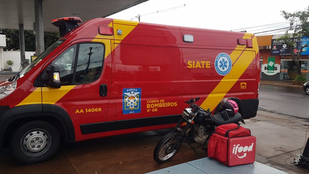 Mulher de 26 anos fica ferida após colisão entre moto e caminhonete na Rua Rio Grande do Sul