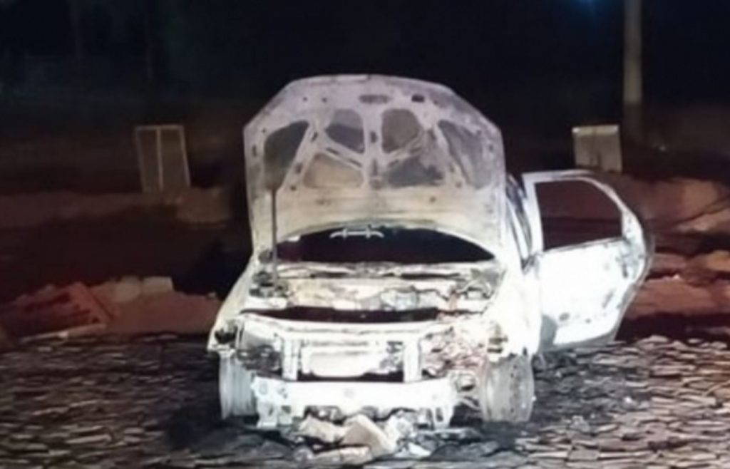 Carro tomado de assalto é destruído por incêndio em Guaíra