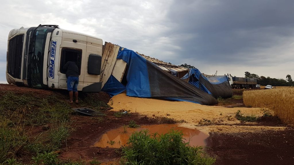 Caminhoneiro de 63 anos fica ferido ao tombar caminhão no Santos Dumont