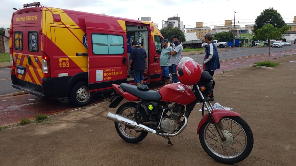 Motociclista fica ferido em colisão contra ‘carretinha’ acoplada em carro na Av. Tito Muffato