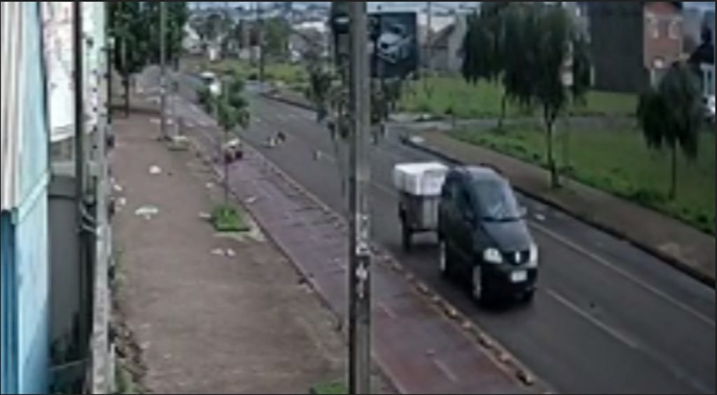 Câmera flagra acidente que deixou motociclista ferido na Avenida Tito Muffato