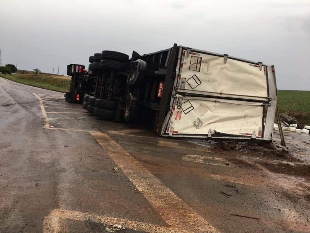 Carreta carregada com veneno tomba na BR-369 em Bandeirantes