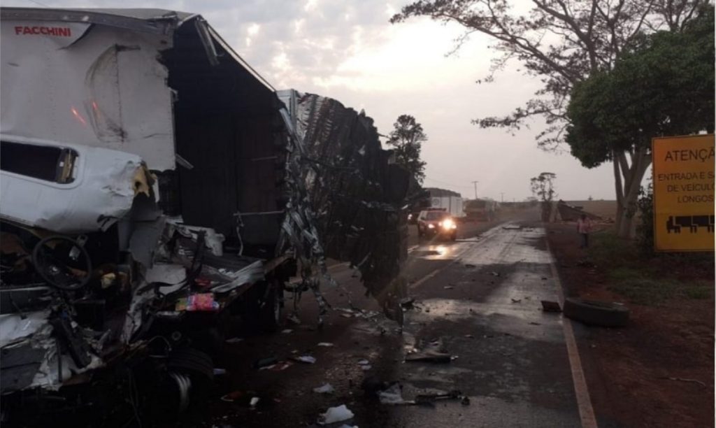 Motorista morre após colisão frontal entre caminhões na PR-090 em Alvorada do Sul