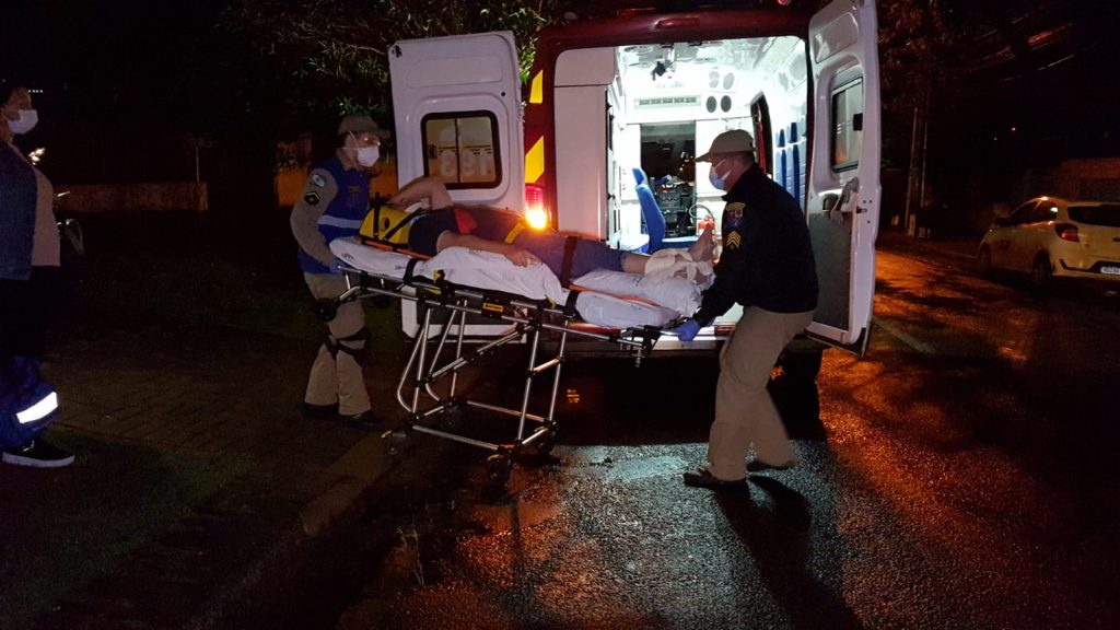 Homem fratura o tornozelo ao despencar de altura aproximada a três metros em casa no Coqueiral, em Cascavel