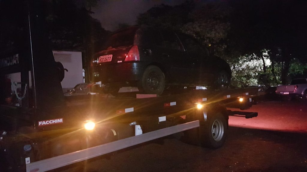 Renault Clio com registro de furto é recuperado pela PM no Bairro Santo Onofre, em Cascavel