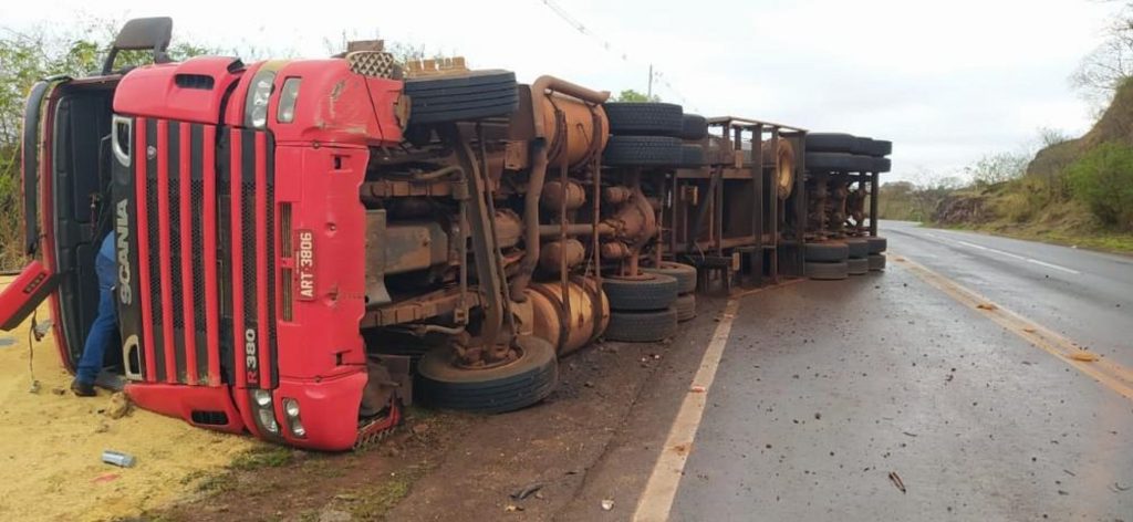 Carreta de Palotina tomba na PRC-467 em Marechal Cândido Rondon
