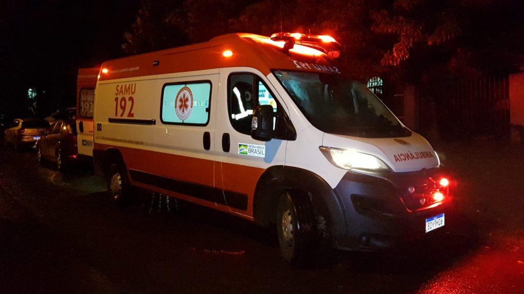 Moradores encontram homem caído em via pública, obstruindo entrada de carro na residência e acionam o Samu