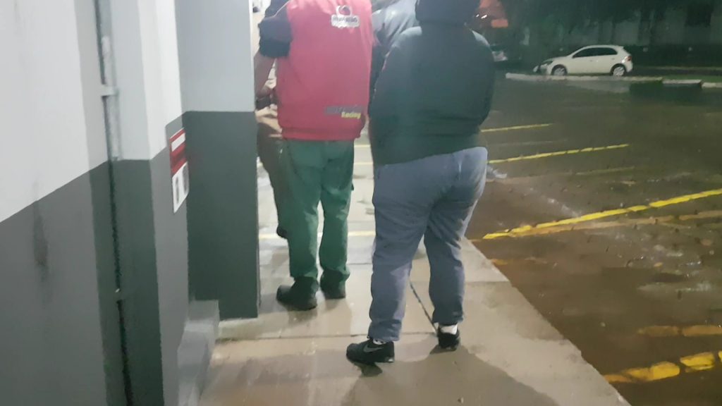 Homem descumpre medida protetiva, se aproxima da ex-companheira e acaba preso