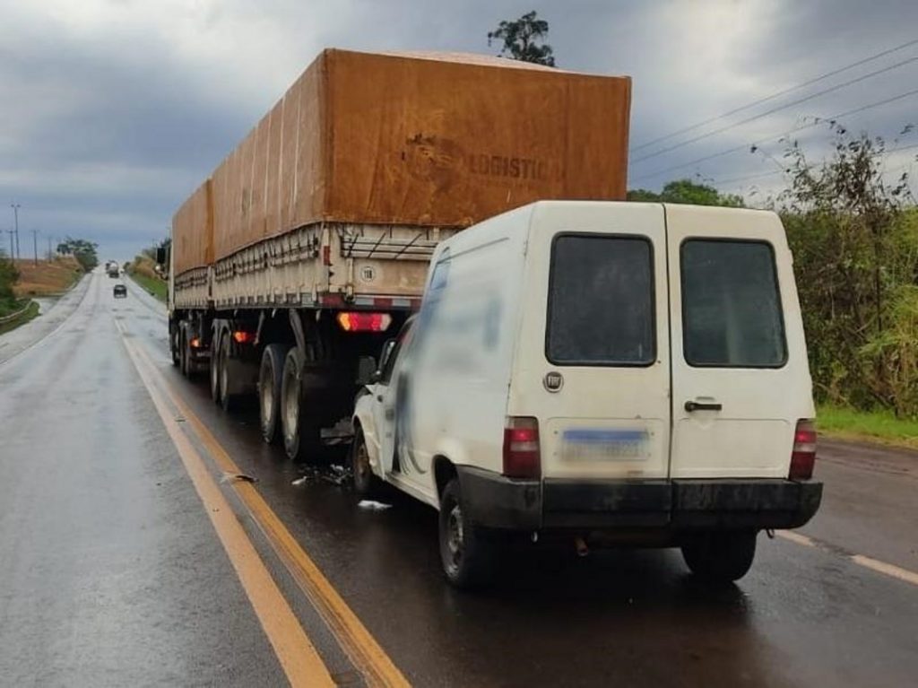 Colisão traseira entre carro e carreta é registrada na BR-163 entre Marechal C. Rondon e Mercedes