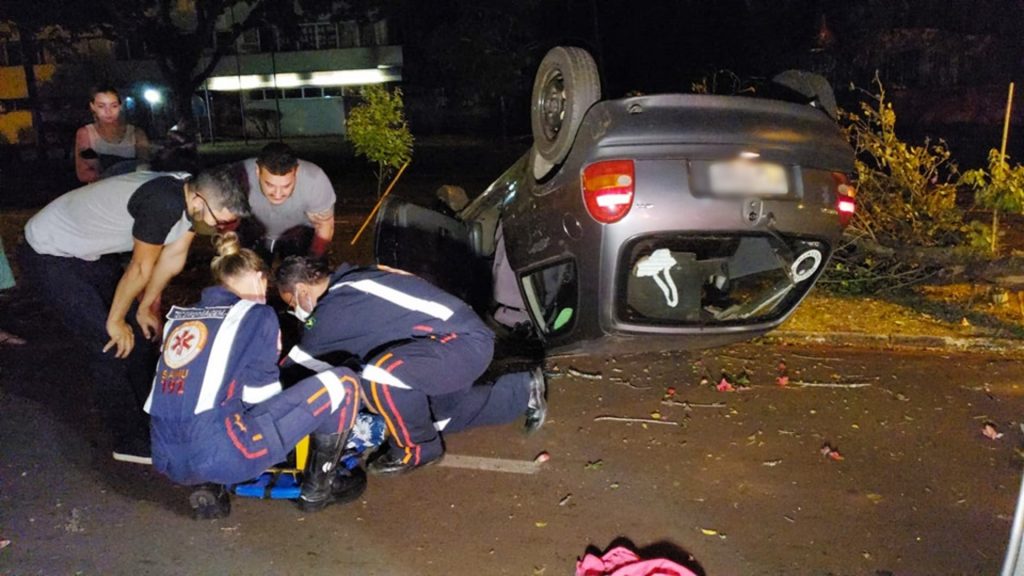 Mulher tomba veículo na área central de Campo Mourão e fica ferida