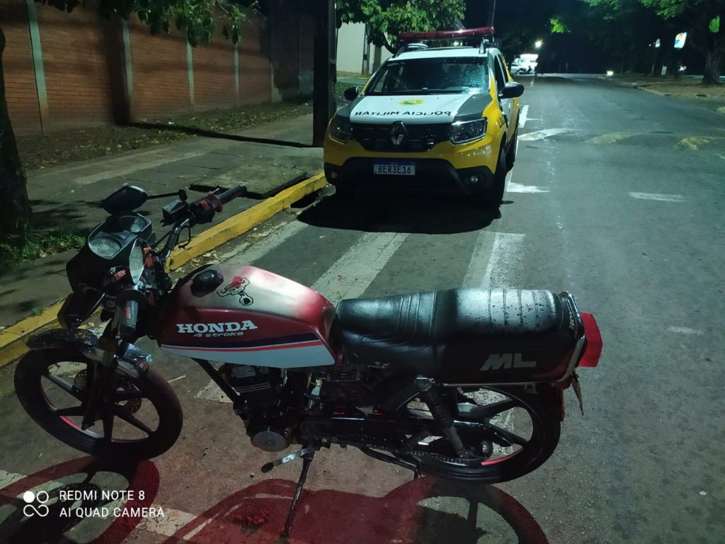 Homem é detido pela PM após ser flagrado empinando moto na Avenida Maringá, em Umuarama