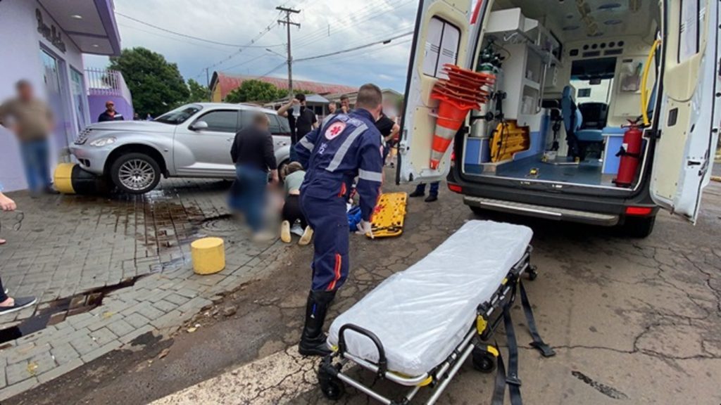 Condutor sofre mal súbito e bate carro em proteção de concreto em Francisco Beltrão