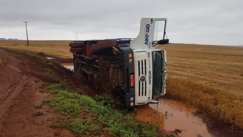 Tombamento de caminhão carregado com cerveja é registrado na Estrada Chaparral, em Cascavel