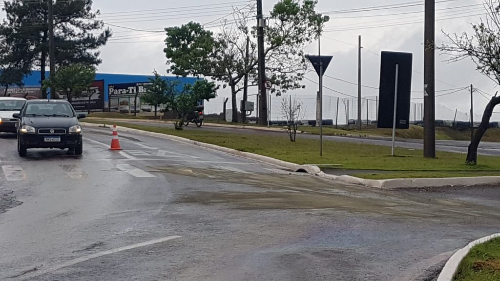 Mancha de óleo exige atenção de motoristas na Av. Rocha Pombo, próximo ao Lago; Transitar foi mobilizada