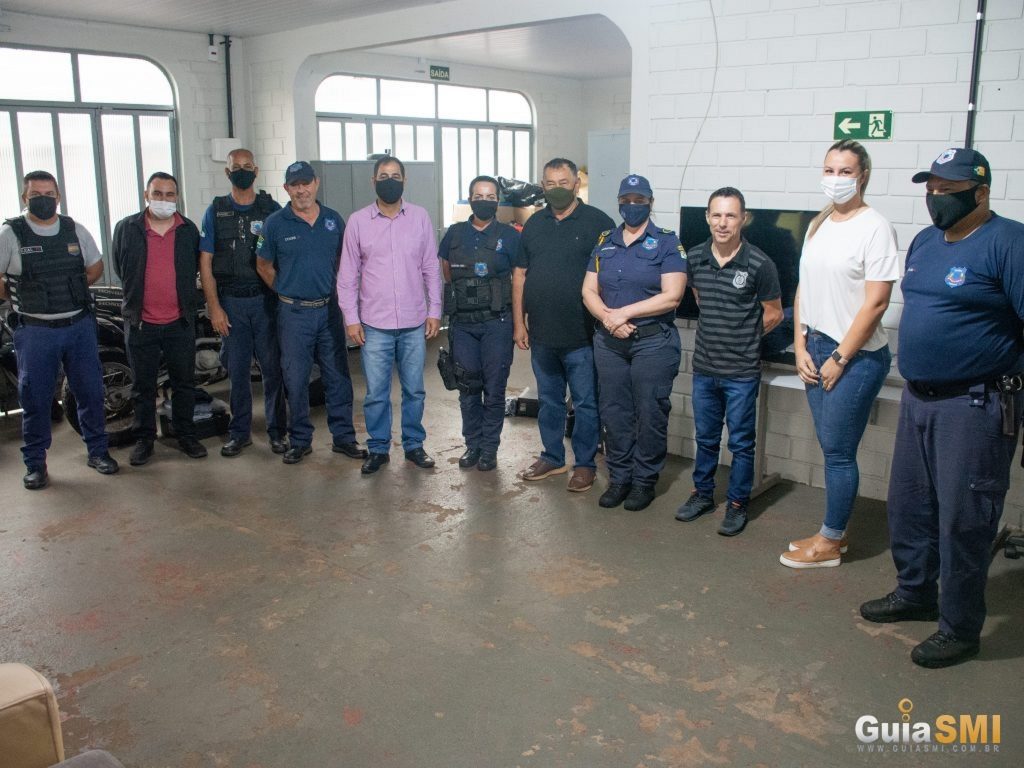 Guardas municipais e agentes de trânsito de São Miguel do Iguaçu recebem uniformes novos