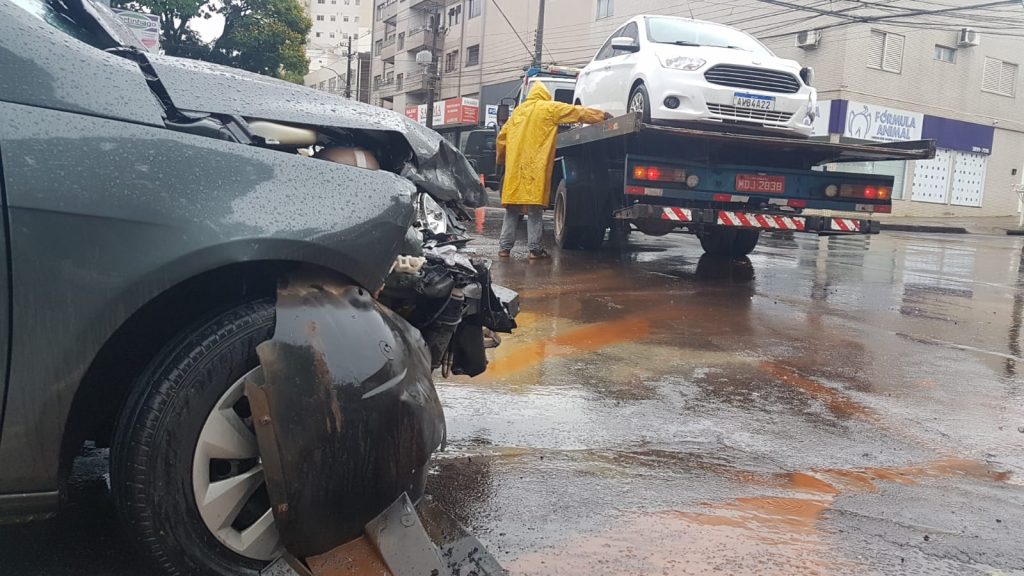 Colisão entre carros é registrada na Rua Erechim, no Centro de Cascavel