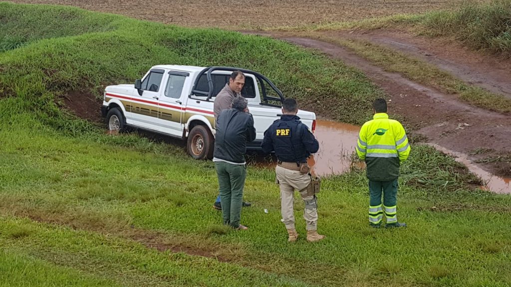 Caminhonete F-1000 furtada é encontrada pela PRF às margens da BR-277, no Santos Dumont