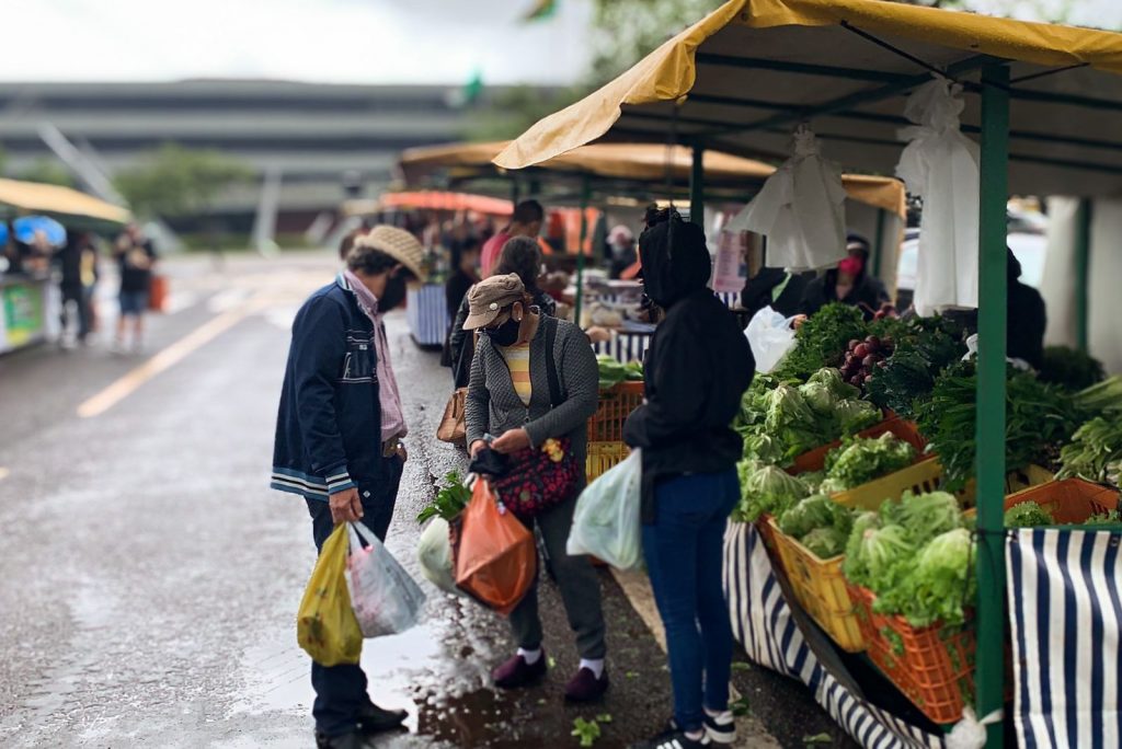 Mesmo com chuva, população aproveita a Feira do Produtor em Cascavel