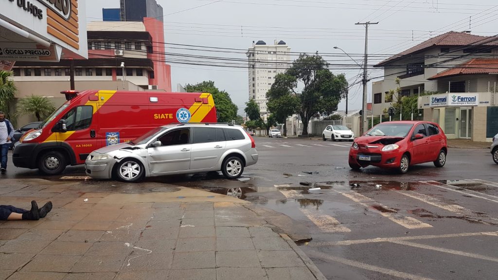 Colisão entre carros deixa duas pessoas feridas no Centro de Cascavel; Siate foi mobilizado