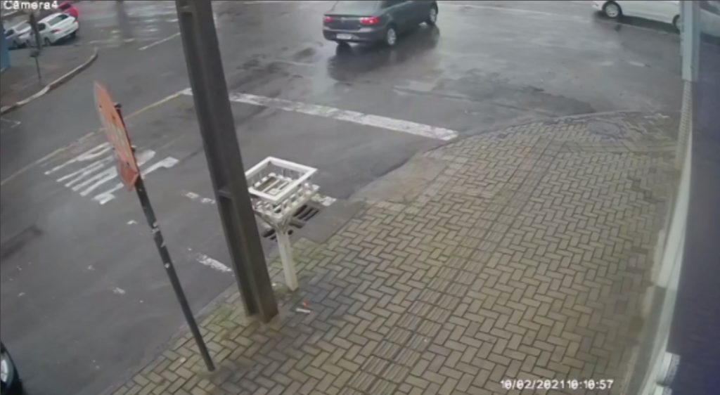 Câmera registra colisão entre Voyage e Ka na Rua Erechim, no Centro