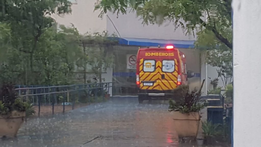 Após sofrer queda, homem tem suspeita de fratura no punho e contusão no glúteo em instituição na Av. Rocha Pombo