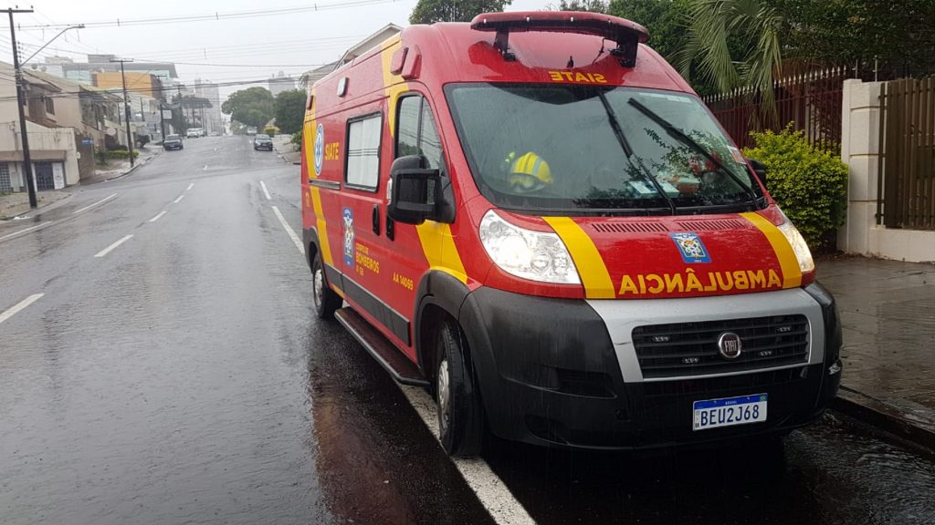 Idosa de 84 anos é socorrida pelo Siate após sofrer queda em casa na Rua Souza Naves