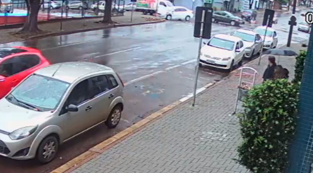 Veja por outro ângulo! Câmera flagra colisão entre Ford Ka e Voyage na Rua Erechim, no Centro