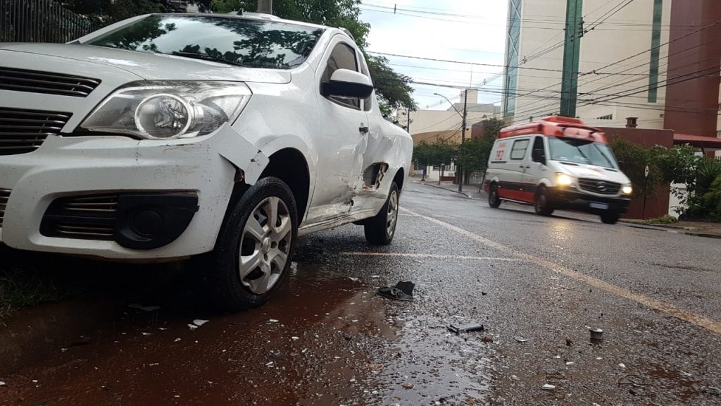 Carro é jogado contra árvore ao ser atingido por veículo na Minas Gerais
