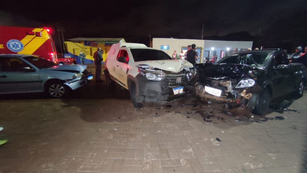 Colisão de trânsito envolve três carros na Rua Leonardo da Vinci; Condutor da Saveiro foi detido pela PM