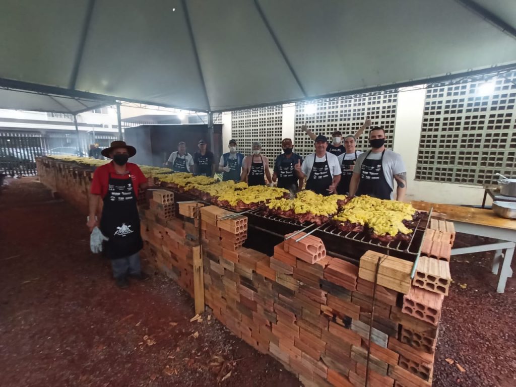Festa da Padroeira: Humm! Que tal um porco à paraguaia para este domingo chuvoso