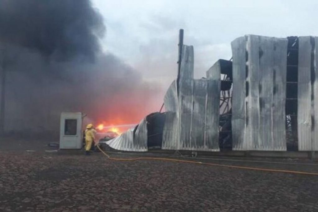 Incêndio destrói fábrica de plástico no Paraguai e mobiliza bombeiros da região