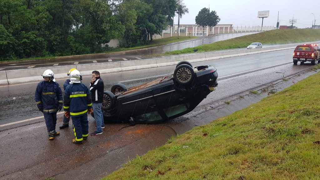 Após curva, motorista de automóvel capota na BR-467, em Cascavel