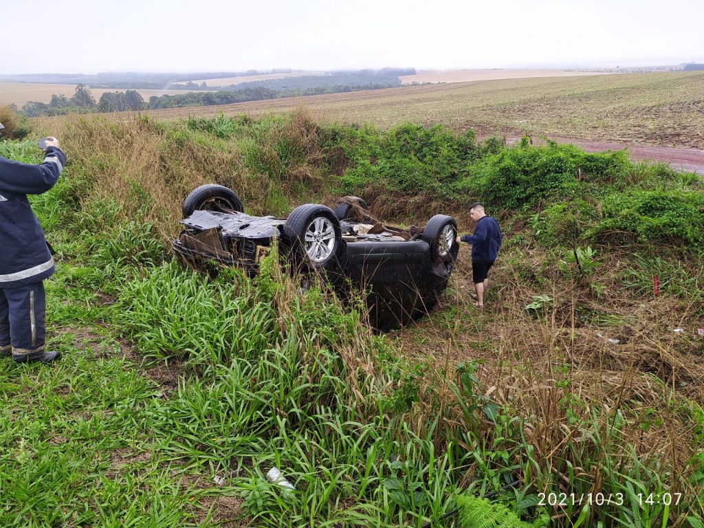 Saída de pista seguida de capotamento deixa 4 feridos na BR-369 sentido à Cascavel
