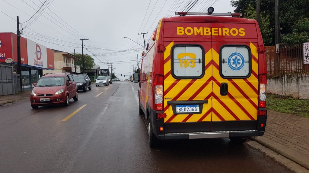 Mulher fica ferida após colisão de trânsito entre Corsa e Celta na Rua Rio da Paz