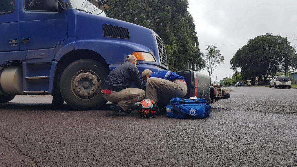 Rapaz fica ferido após colisão entre carreta e motocicleta no Bairro XIV de Novembro