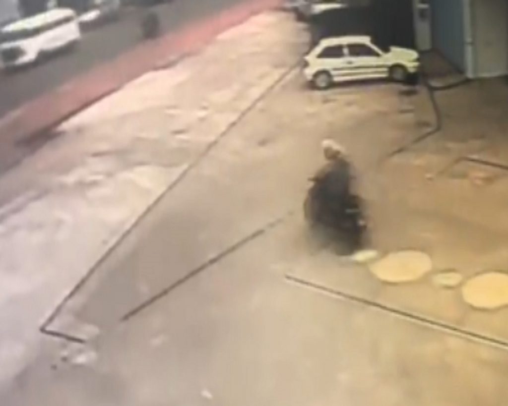 Câmera de segurança registra acidente na Av. Tito Muffato