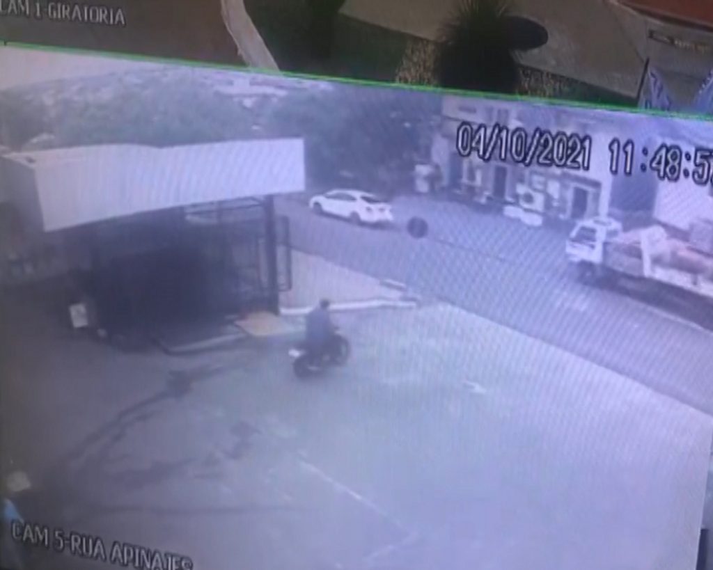 Após colisão, motociclista que havia fugido retorna em local de acidente e foge com a moto