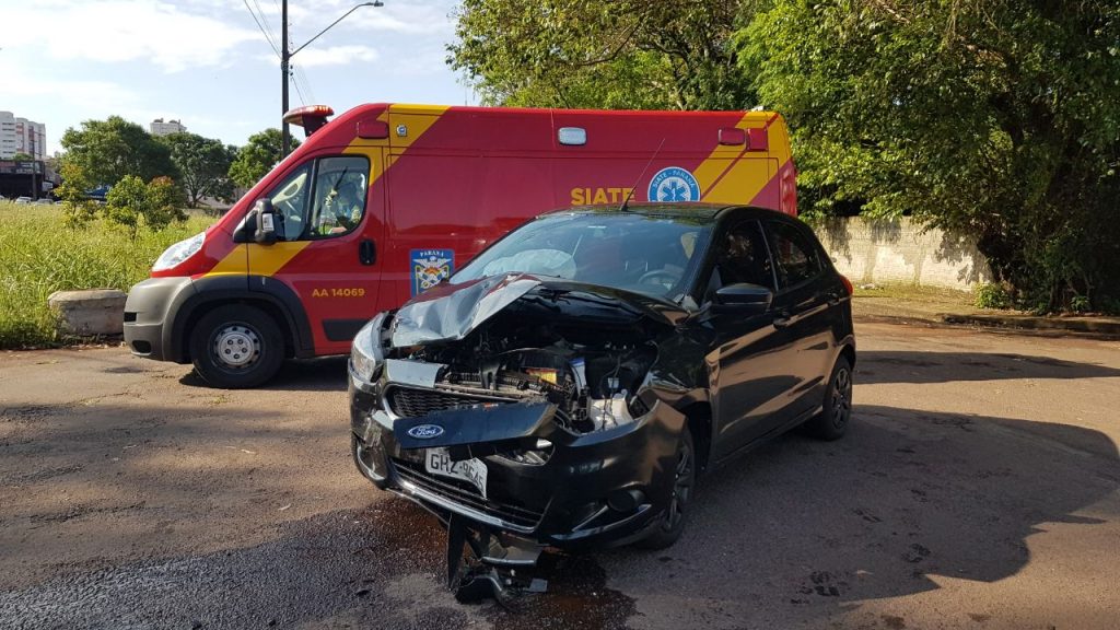 Ford Ka e Montana colidem no Parque São Paulo e mulher fica ferida