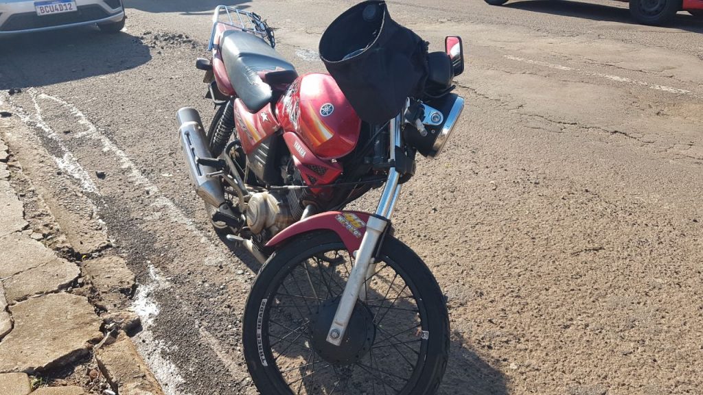 Motociclista fica ferido ao colidir contra traseira de carro de auto escola no Bairro Neva, em Cascavel