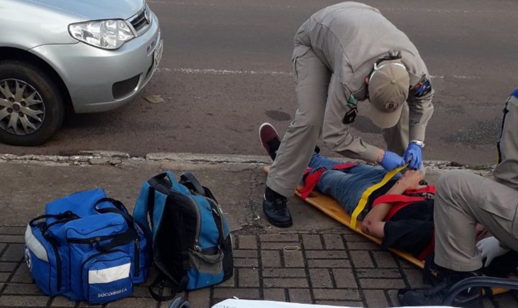 Ciclista é socorrido pelo Siate após sofrer queda na Avenida Rocha Pombo