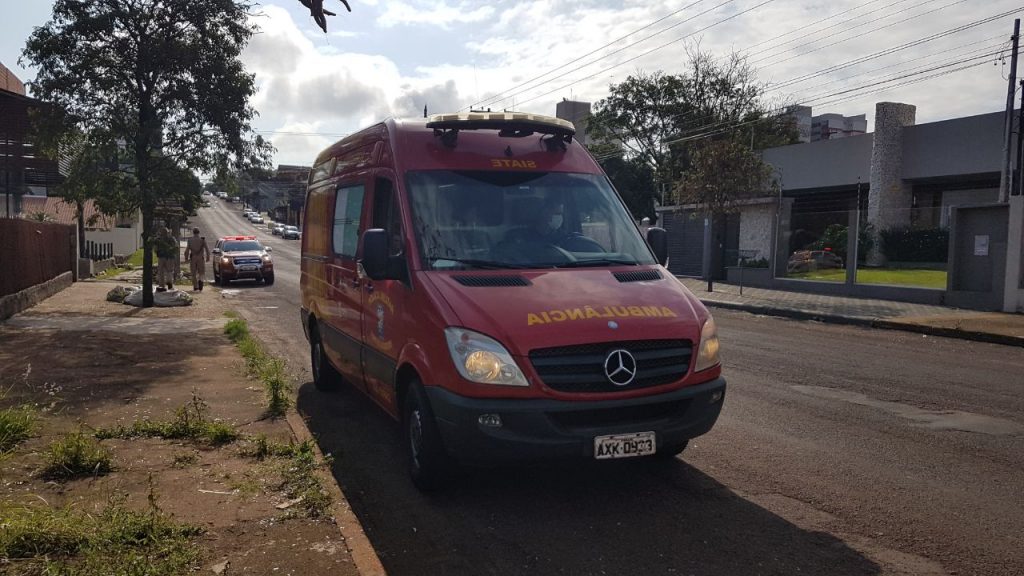 Idosa de 81 anos é socorrida pelo Corpo de Bombeiros na Rua Vitória, na região do Centro