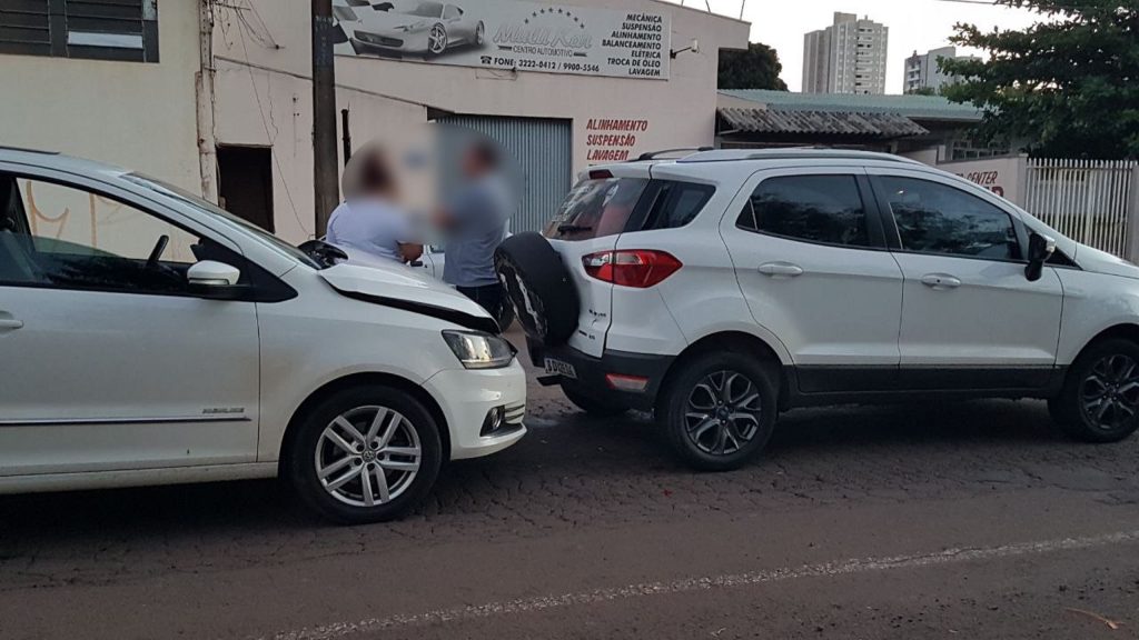 Fox e Ecosport se envolvem em colisão de trânsito na Rua Manaus