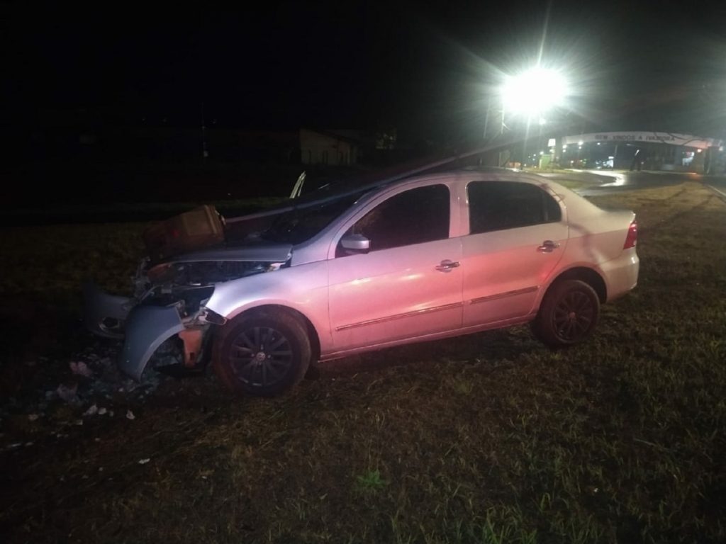 Condutor colide carro contra poste e acaba detido pela PRE em Ivaiporã