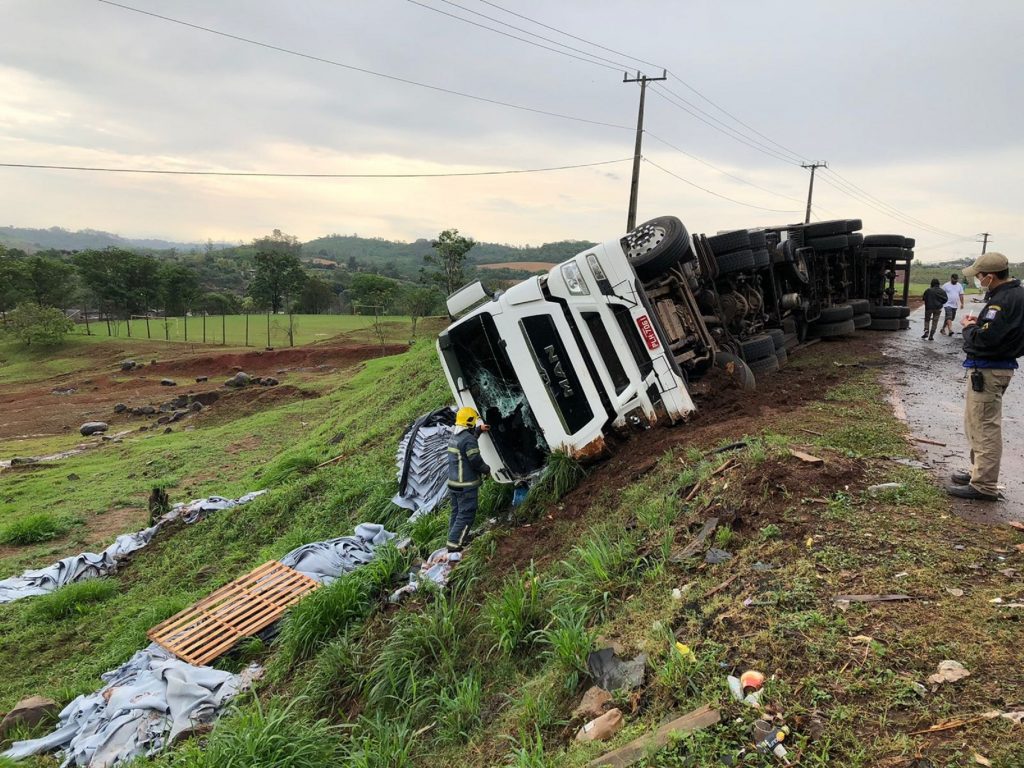 Carreta carregada com couro tomba na PR-445, em Londrina