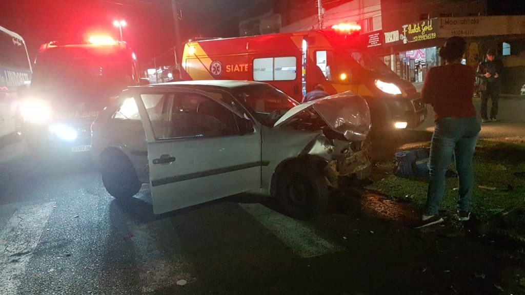 Forte colisão entre Gol e Sorento deixa quatro feridos no Bairro Coqueiral, em Cascavel