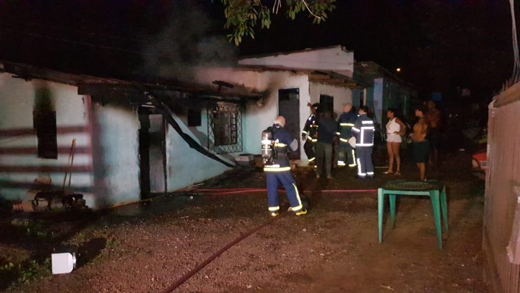 Bombeiros controlam incêndio em residência no Bairro Claudete