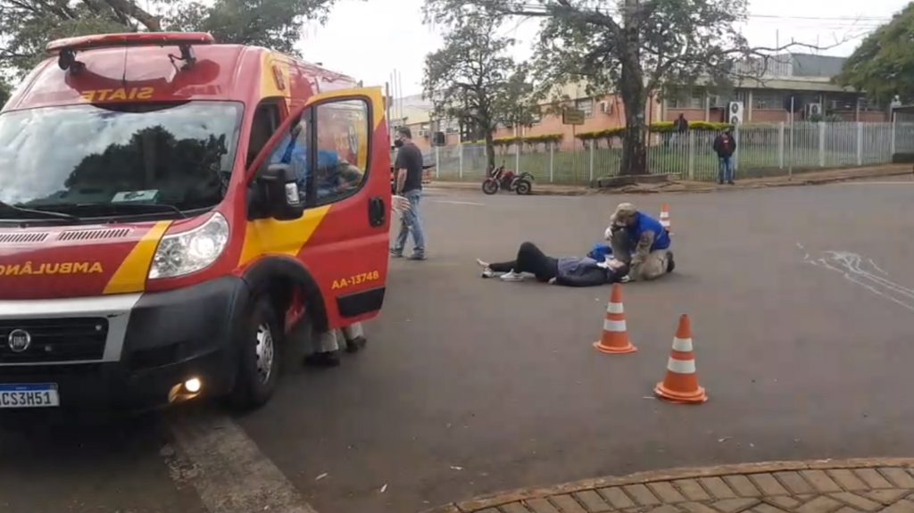 Motociclista fica ferida após colisão com carro no Santo Onofre